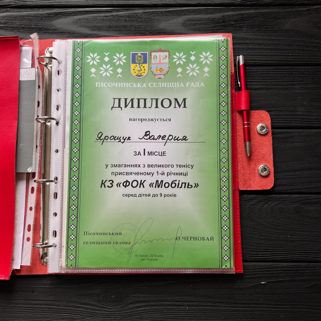 Папка для сімейних документів А4 червона з гравіюванням Папка для сімейних документів А4 червона з гравіюванням