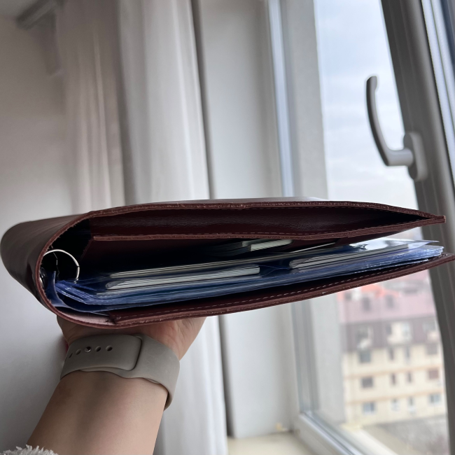 Папка для сімейних документів А4 червона з гравіюванням Папка для сімейних документів А4 червона з гравіюванням