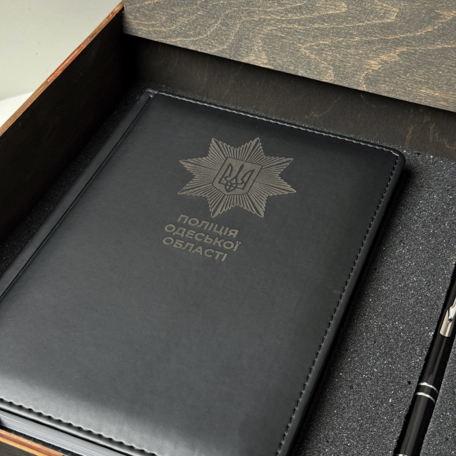 Набір подарунковий з блокнотом та ручною в боксі (чорний) Набір подарунковий з блокнотом та ручною в боксі (чорний)