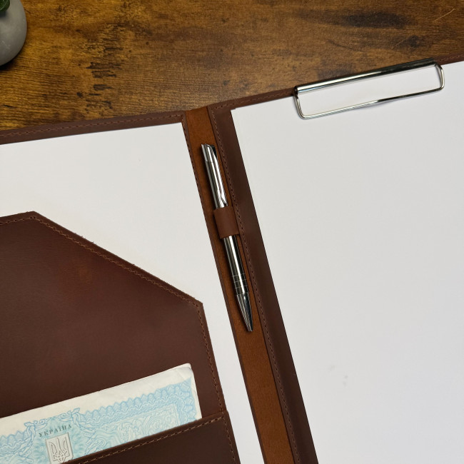 Папка з затискачем на кнопці на твердій основі (крейзі) коньячний Папка з затискачем на кнопці на твердій основі (крейзі) коньячний